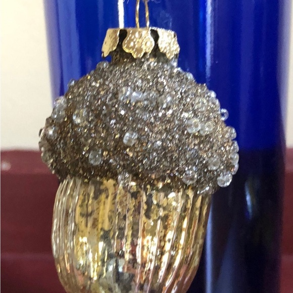 Gold Acorn with Glittery top - Picture 2 of 3